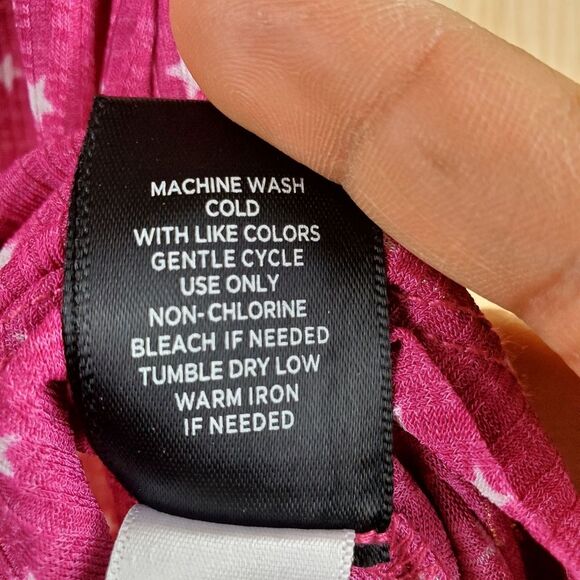TORRID Magenta Star Crepe Button-Down Tank in Size 00 (M) - Picture 6 of 7
